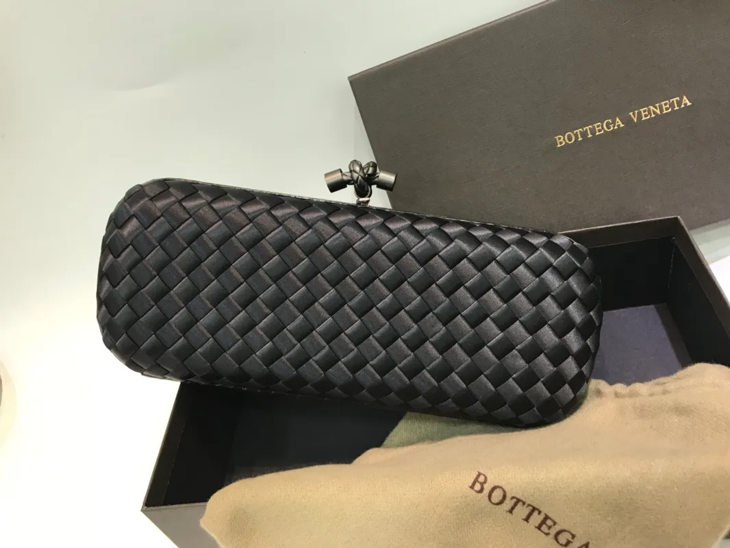 Classic evening bag~~~Japanese imported ribbon➕water snake leather edging material is dense and slippery, not easy to fluff. Size: 24.5cm*10.5cm*6cm 8651L350